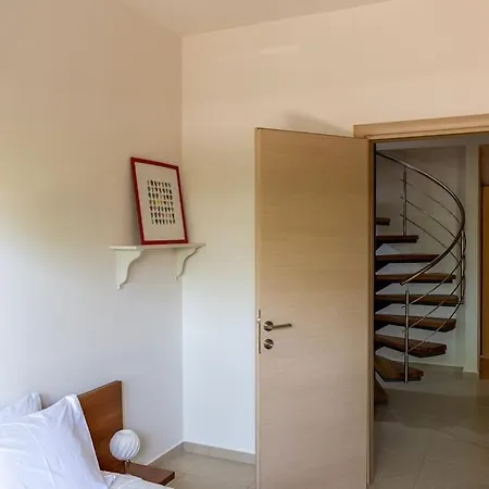 Maisonette With Exclusive Private Parking